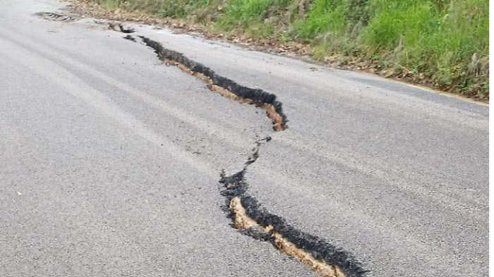 L'asfalto si spacca lungo la strada per Casa Pacico causa frana
