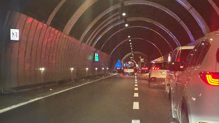 Perugia, incidente stradale in galleria sul raccordo: scontro tra tre auto. Traffico in tilt