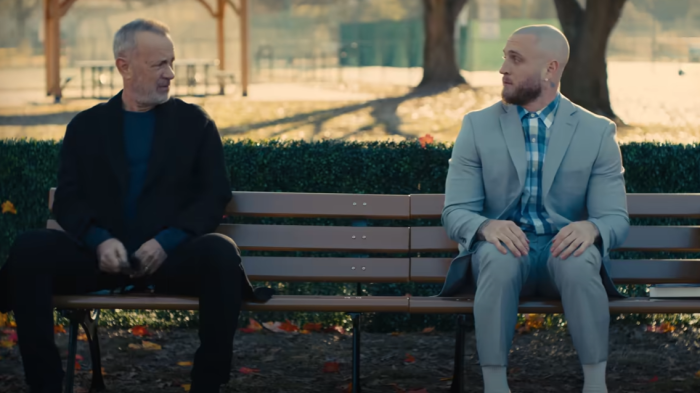 Tom Hanks torna a vestire i panni di Forrest Gump: l'omaggio del figlio Chet nel video musicale del singolo You Better Run