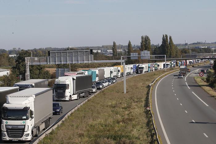 Caos in A1, mezzo pesante contro il cavalcavia perde il carico di materiale edile: invase le due carreggiate