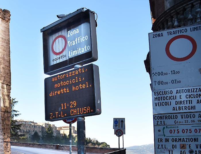 Tenta di eludere la Ztl truccando la targa del veicolo ma viene scoperto: denunciato e multato 