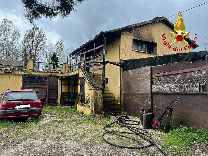 Foligno, incendio in una casa con  bombole di gpl: ventiquattrenne intossicato in ospedale