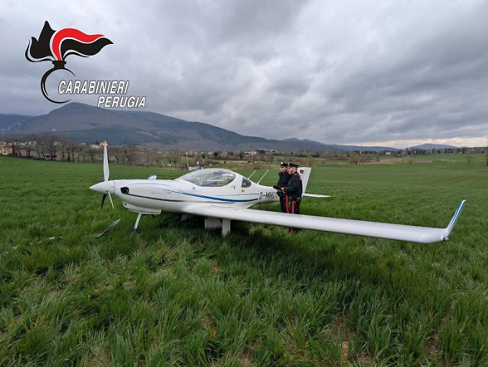 Atterraggio di emergenza per un aereo biposto: tanta paura per una coppia ma sono illesi