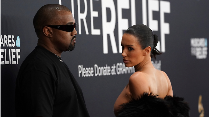 Kanye West conferma la separazione da sua moglie con la nuova canzone BIANCA: "Non le piace cosa twitto"