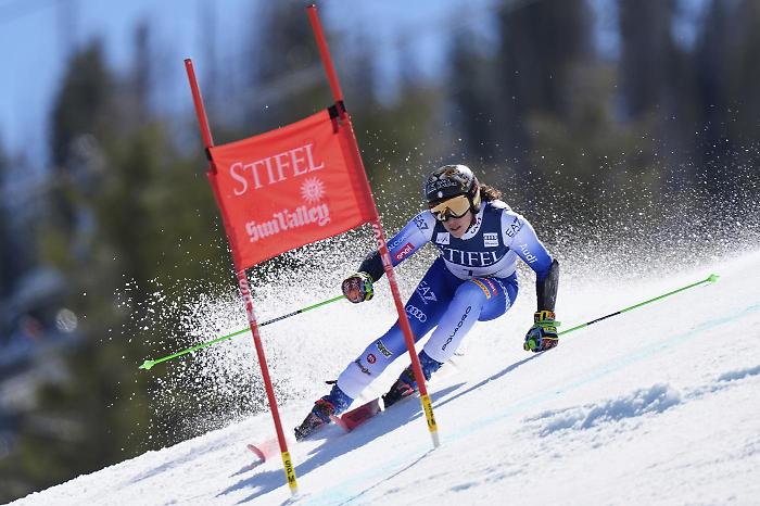 Federica Brignone shock, grave caduta ai campionati di sci: frattura di tibia e perone. 