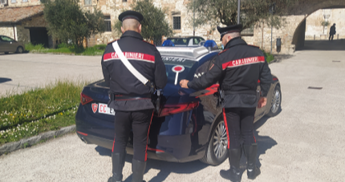 Tentano di raggirare un'anziana con la tecnica del finto incidente ma  la donna lancia l'allarme: un arresto
