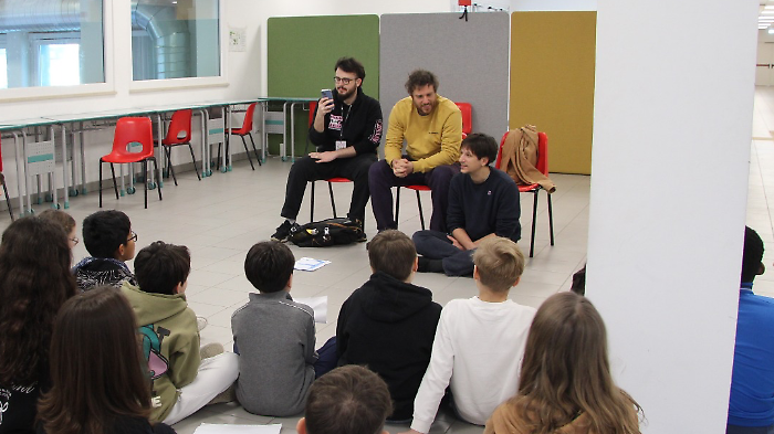 Sorpresa a Perugia, gli Eugenio in Via di Gioia cantano a scuola con i bambini prima del tour L'amore è tutto. Il video