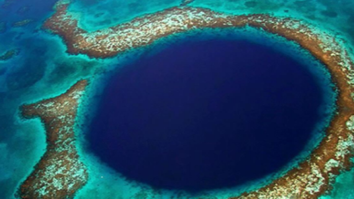 Il Great Blue Hole svela il futuro climatico: uragani in aumento nel XXI secolo