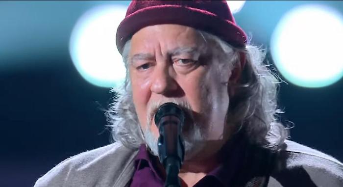 Alessandro Acciaro show a The voice Senior, il ternano incanta tutti con Vecchio Frak e conquista la finale del talent di Rai 2
