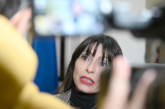 Stangata fiscale e buco sanità, pronta la manovra bis: ritoccata Irpef e niente aumenti sul bollo. Iv e Azione chiedono lo slittamento