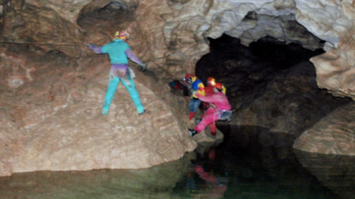 Muore a 46 anni mentre esplora la grotta dei Cinque laghi nelle Marche stroncato da un malore