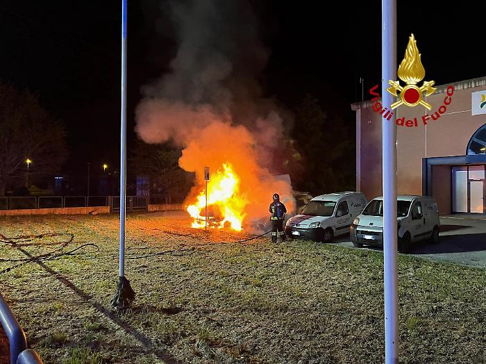 Incendio nella notte a Foligno, in fiamme furgoni e auto di una cooperativa: ipotesi dolosa