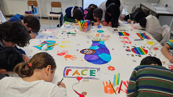 E' il giorno della bandiera della pace più grande del mondo realizzata dai bambini