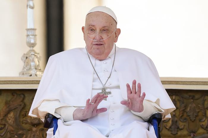 A sorpresa Papa Francesco parla in piazza San Pietro: "Buona domenica a tutti, grazie tante"