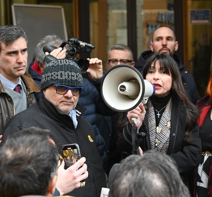 Minacce e insulti sessisti contro Proietti nella polemica sulle tasse: la governatrice denuncia tutti alla polizia postale e chiede i danni
