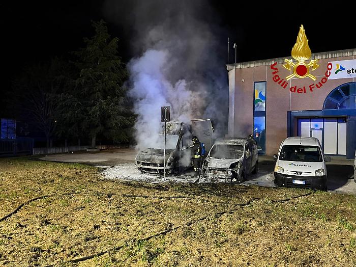 Foligno, bruciati 5 furgoni nella notte: l'incendio è doloso 
