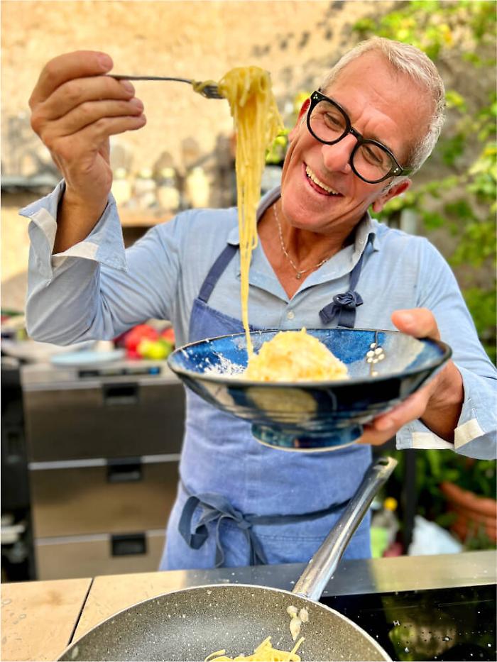 Max Mariola, chi è lo chef del Sound of love da 4 milioni di follower: inizi, filosofia di cucina, la palestra e la moglie Ekaterina