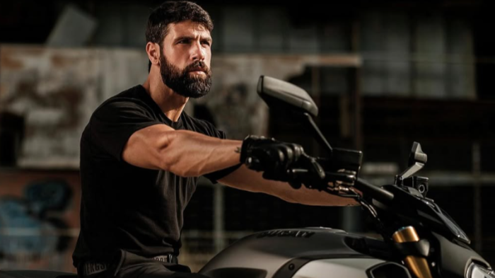Gilles Rocca ospite oggi in tv su Rai 1 da Caterina Balivo a La Volta Buona: scopri il suo ultimo personaggio nel film L’Ultima Sfida 