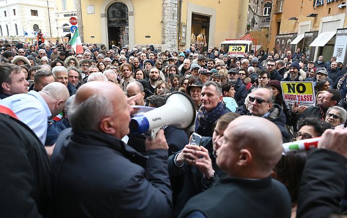 Manovra fiscale, la contromossa del centrodestra: depositata mozione di sfiducia contro Proietti