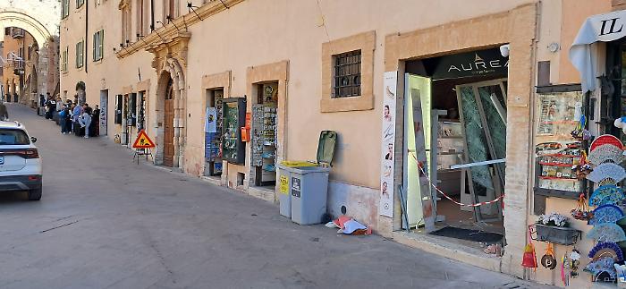 Colpo in gioielleria nella notte, auto come ariete per sfondare l'ingresso e poi la fuga col bottino