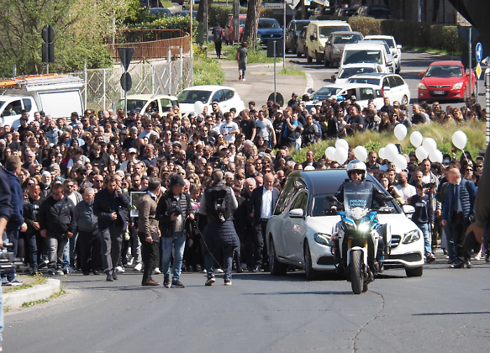 Folla di gente ai funerali di Ilaria Sula tra fiori e striscioni, il padre: "Ora giustizia". E il sindaco Bandecchi invoca "l'ergastolo"