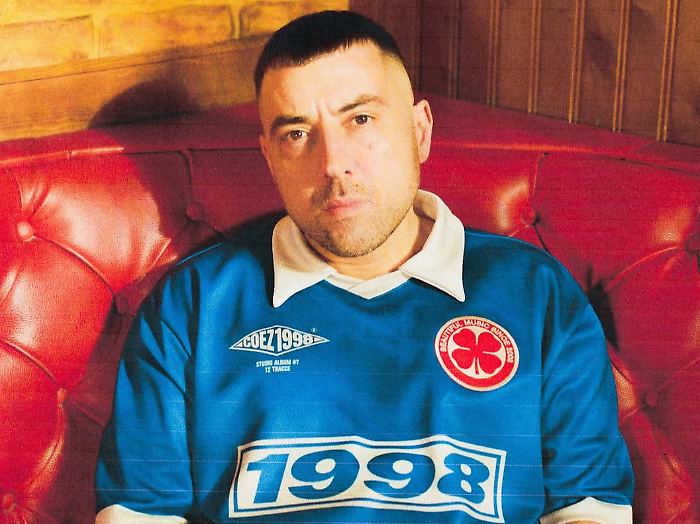 Coez ospite a Stasera c'è Cattelan: il vero nome, l'origine dello pseudonimo, l'ex fidanzata Lola 