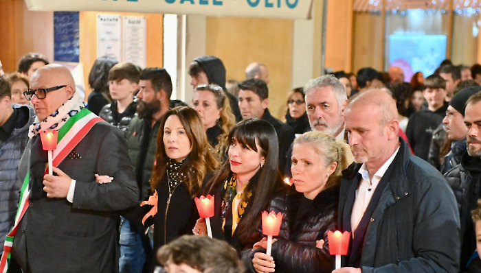 Fiaccolata in ricordo di Ilaria Sula, Stefania Proietti in lacrime: "Insieme per dire basta una volta per tutte"