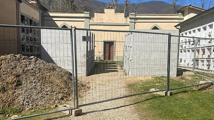 I lavori di ampliamento del cimitero scatenano polemiche contro progettisti e Comune