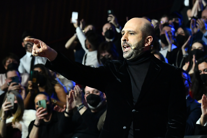 Amore + Iva di Checco Zalone stasera in tv giovedì 10 aprile su Canale 5: le anticipazioni dello show teatrale