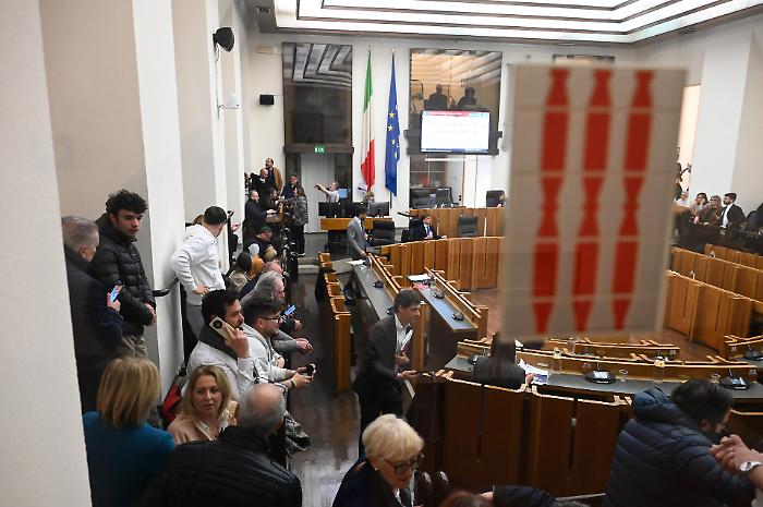 La manovra fiscale passa dopo oltre 10 ore di discussione: più tasse non solo per sanità ma anche per trasporti, istruzione e ambiente