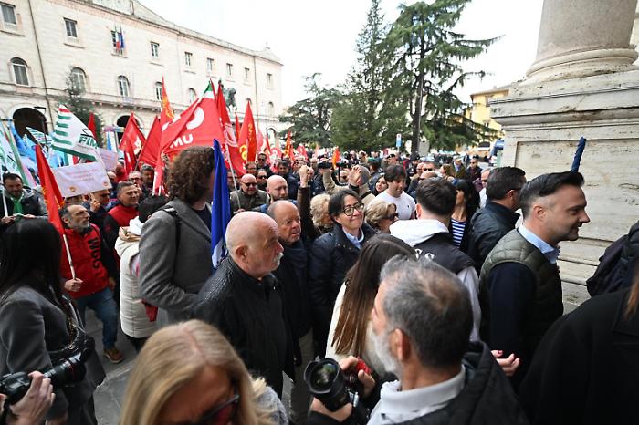 La manovra fiscale approda in assemblea legislativa, tensione e caos in piazza Italia: "Fascisti andate via"