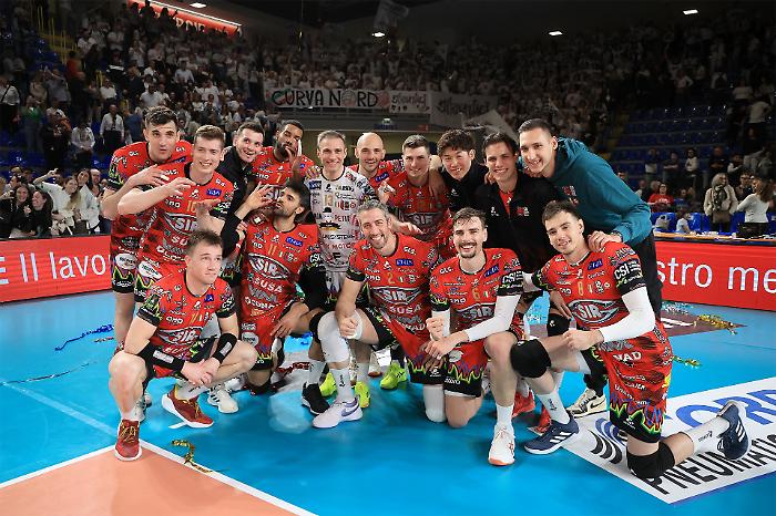 La Sir è uno spettacolo, Lube battuta al tie-break e finale scudetto a un passo