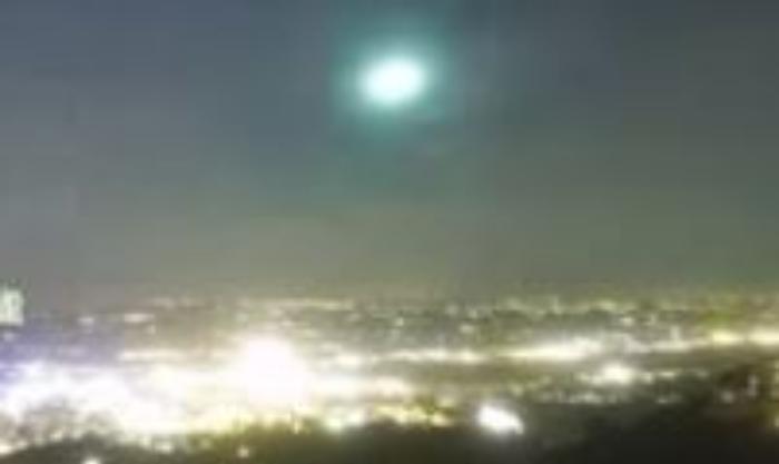 Bolide luminoso sopra l'Umbria, tante segnalazioni da Perugia: cosa era? Un meteorite. Il video 
