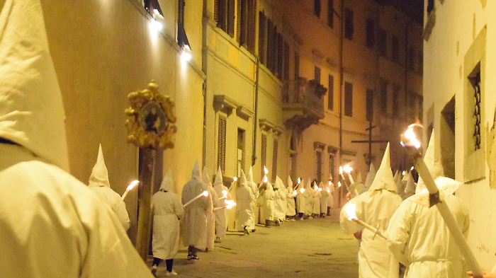 Settimana Santa, tutto pronto per le antiche processioni con fiaccole e statue poi sabato la Volata. I colori delle cappe, i giorni dei riti