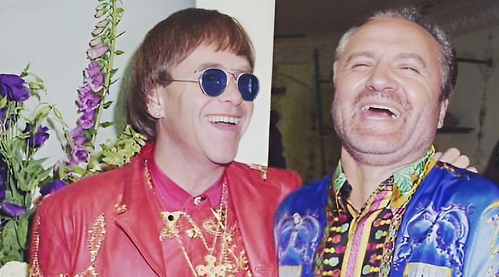 L’omicidio di Gianni Versace, ecco tutti i misteri mai risolti del caso: al suo funerale Elton John in lacrime consolato da Lady Diana