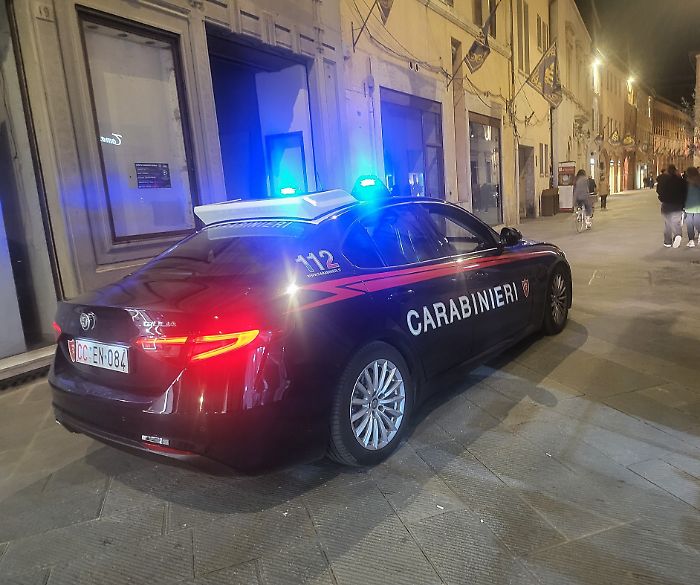 Si scontrano a colpi di bottiglie rotte: rissa fra bande in via Umberto I