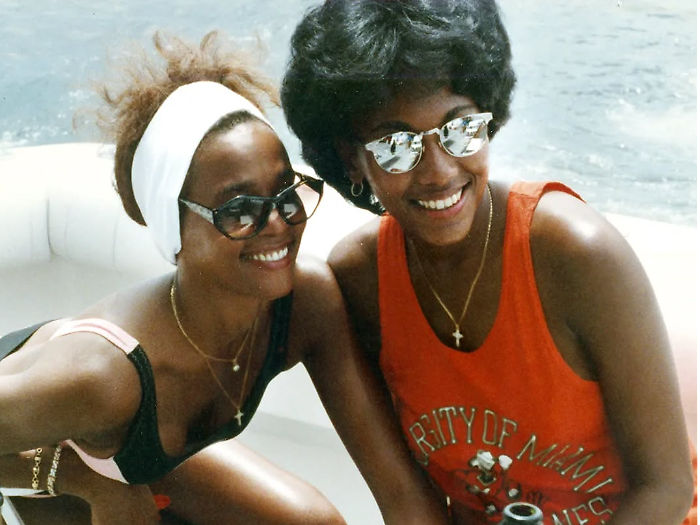 L'amore segreto tra Whitney Houston e la sua assistente Robyn Crawford: l'incontro da adolescenti, il primo bacio, le accuse a Bobby Brown