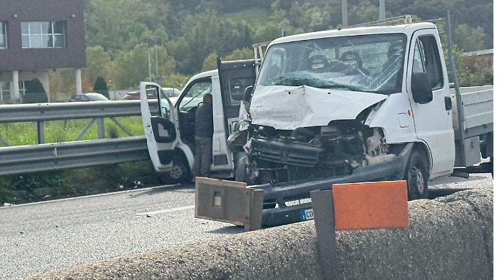 Incidente a Collestrada, tre mezzi coinvolti: traffico bloccato su E45 e raccordo 