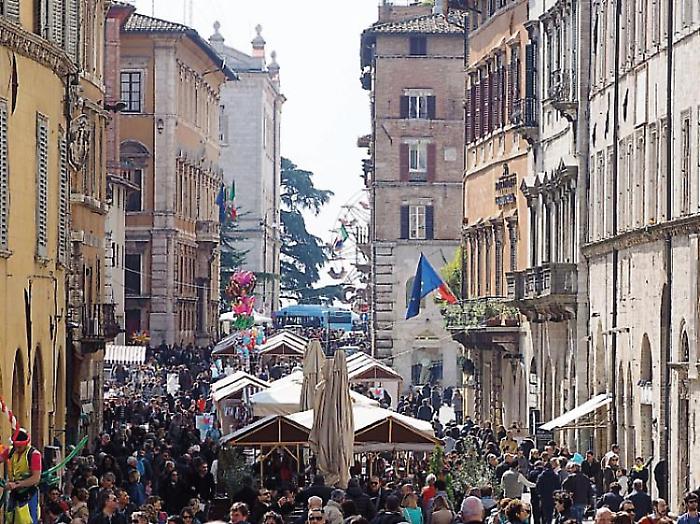 Eventi in centro, torna la fiera di Pasqua e scoppia la polemica dei commercianti: "Nell'acropoli 110 giorni di bancarelle all'anno"  