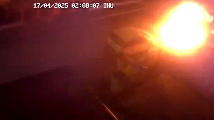 Umbertide, d&agrave; fuoco a un'auto in sosta nella notte e poi scappa via: caccia al responsabile. Il video shock