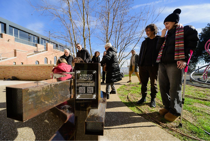 Terza panchina sonora in memoria di Sergio Piazzoli: dove si trova la nuova installazione artistica dedicata al promoter perugino