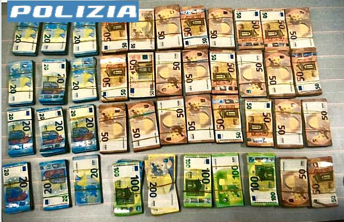 Dal panetto sotto il sedile dell'auto al garage pieno di droga e soldi: sequestrati 40 chili di cocaina e 190 mila euro in contanti. Arrestato