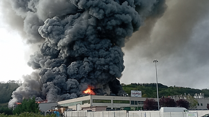 Enorme incendio in una fabbrica di lavorazione della plastica: la colonna di fumo fa paura