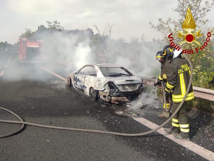 Auto prende fuoco mentre percorre il raccordo Terni-Orte, gli occupanti fuggono e si mettono in salvo