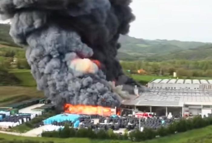 Incendio nella fabbrica di plastica a Umbertide, il video del rogo e dell'immensa colonna di fumo nero