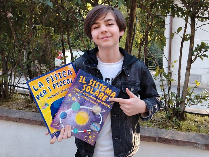 Gabriele Ciancuto, il 13enne Alfiere della Repubblica, presenta il suo libro "La fisica per i piccoli" ai bambini della Primaria