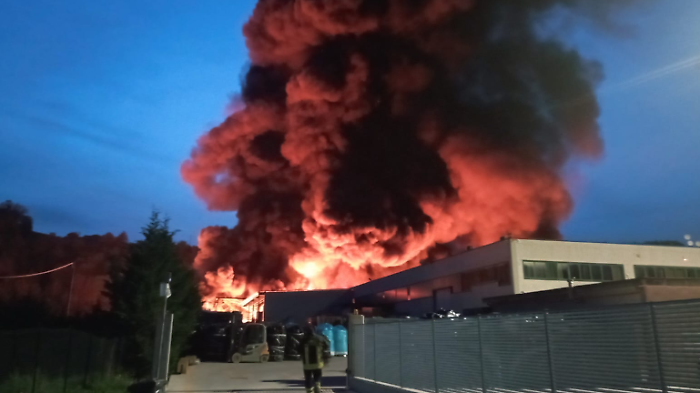 Incendio nell'azienda di materie plastiche, ordinanza  dei Comuni di Umbertide, Pietralunga, Montone e Gubbio: "Rimanete in casa e chiudete le finestre"