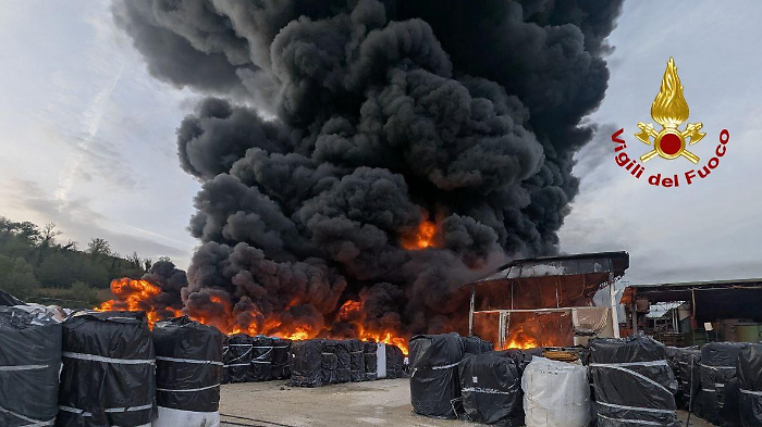 Incendio alla Lucyplast: cittadini chiedono risultati delle analisi dopo il rogo