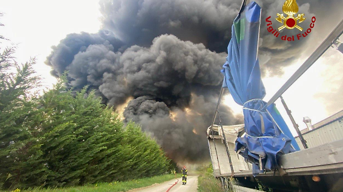 Arpa conferma: nessuna criticità ambientale dopo l'incendio alla Lucy Plast, ulteriori controlli in arrivo