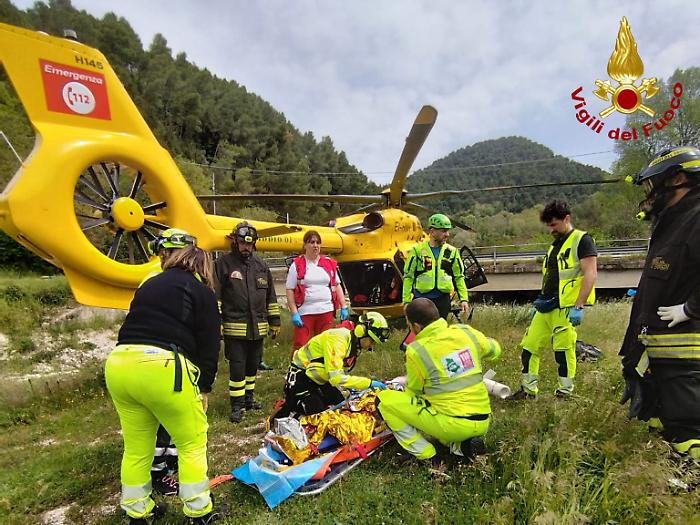 Terni, incastrato negli ingranaggi della motozappa: grave un 69enne infortunato mentre lavorava la terra a Stroncone